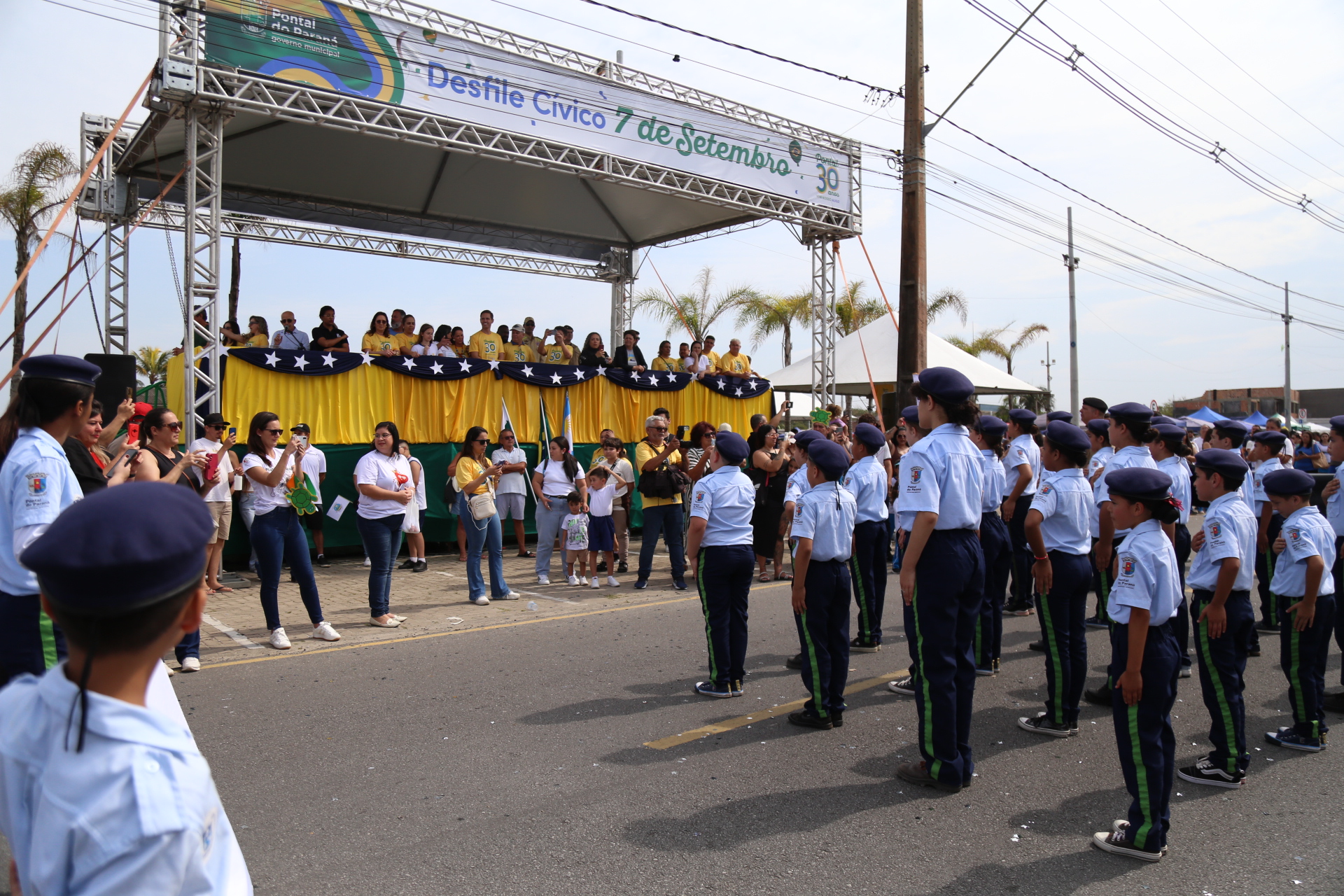 Câmara Municipal marca presença e reforça espírito cívico em desfile que reuniu mais de 4 mil pessoas em Pontal do Paraná