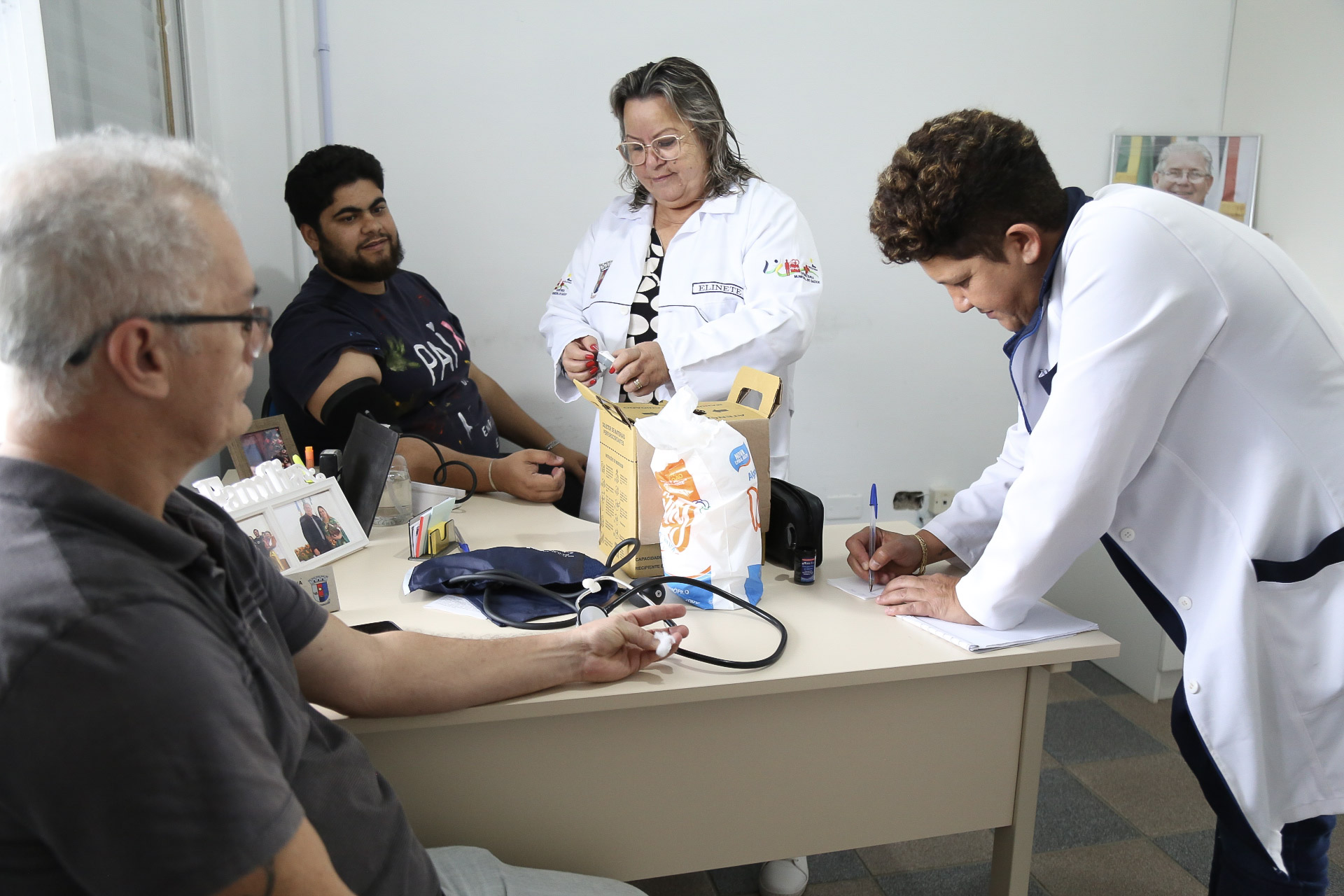 Equipe de Saúde realiza ação na Câmara; servidores passam por aferições e recebem orientações