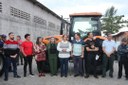 Vereadores acompanham entrega de trator para comunidades pesqueiras do município