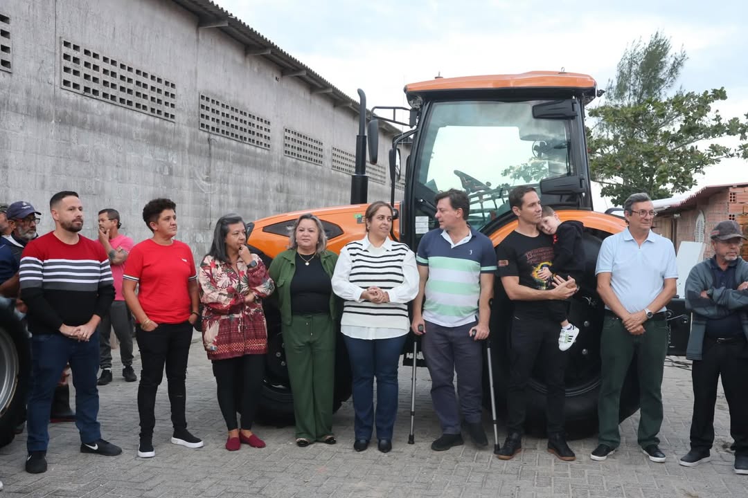 Vereadores acompanham entrega de trator para comunidades pesqueiras do município